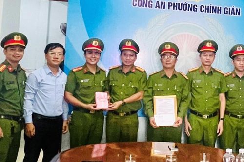 Công an 2 phường Chính Gián và Thạc Gián được khen thưởng đột xuất