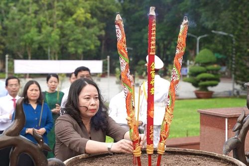 Phó Chủ tịch nước Võ Thị Ánh Xuân thăm và tặng quà người có công ở Côn Đảo