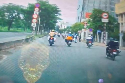 CSGT TPHCM hỗ trợ xe ô tô chở sản phụ tới bệnh viện kịp thời