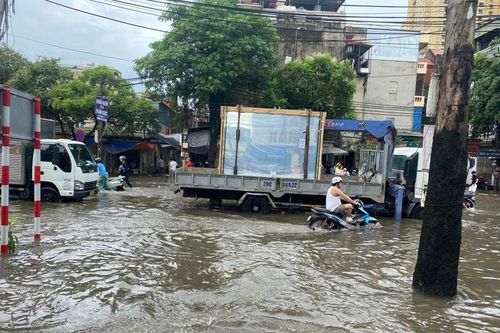 Mưa lớn kéo dài, nhiều tuyến đường ở Hà Nội bị ngập sâu