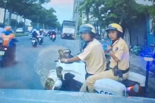 Sản phụ 'suýt vượt cạn' trên xe được CSGT ứng cứu ngay 'nút kẹt' hầm chui