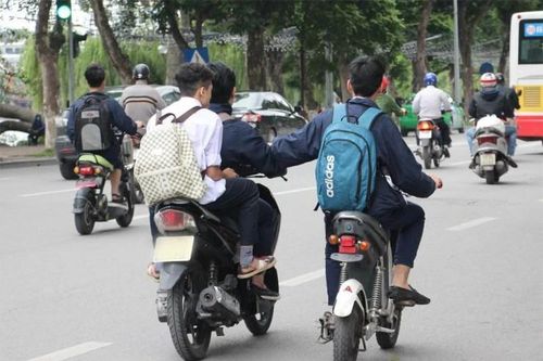 Giao xe cho trẻ