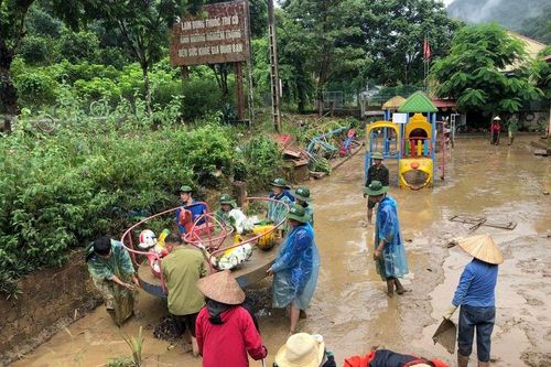 Tuổi trẻ EPU hỗ trợ người dân khắc phục hậu quả sau mưa lũ