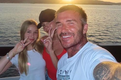Hình ảnh cặp vợ chồng cựu danh thủ David Beckham và 3 con nghỉ Hè ở Pháp