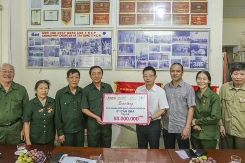 Báo Tiền Phong trao hàng trăm suất quà đến cựu thương, bệnh binh tỉnh Nghệ An
