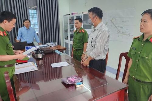 Nguyên Chủ tịch xã ở Kon Tum bị đề nghị xử lý vì ký xác nhận hộ khẩu thường trú sai quy định