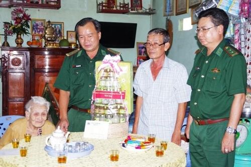 Bộ đội Biên phòng tỉnh An Giang thăm, tặng quà Mẹ Việt Nam anh hùng