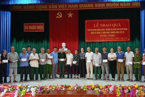 Báo Pháp luật Việt Nam trao 100 suất quà cho gia đình chính sách, người có công tại huyện Can Lộc
