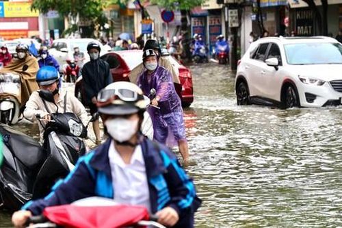 Hà Nội ngập khắp lối, người và xe nối đuôi nhau 'bơi' trên đường