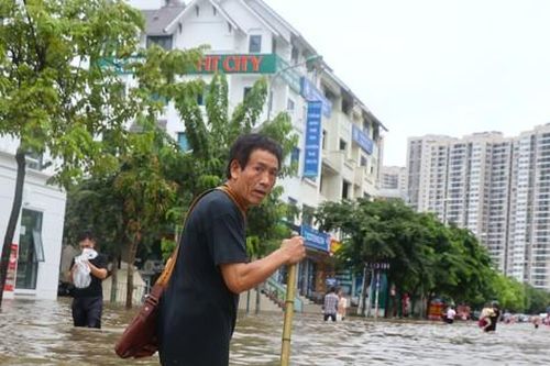 'Ốc đảo triệu đô' ngập sâu, người dân vật vã lội nước đi làm