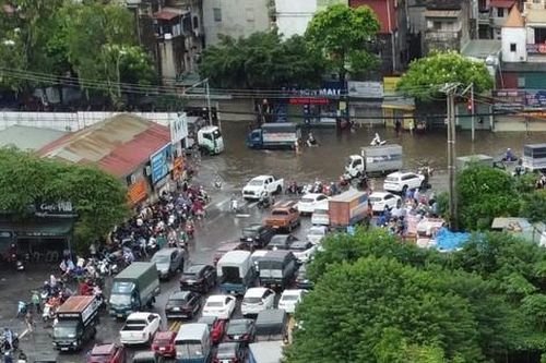 Phong tỏa nhiều tuyến phố Hà Nội do ngập nước kéo dài