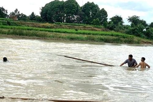 Bí thư đoàn xã kể giây phút cứu bé gái đuối nước dưới sông Krông Nô