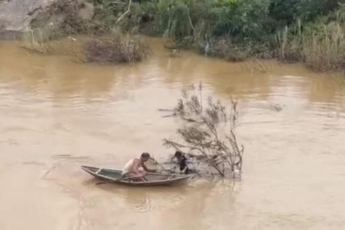 Người đàn ông lao xuống nước sâu, cứu hai cháu nhỏ trong cơn lũ dữ