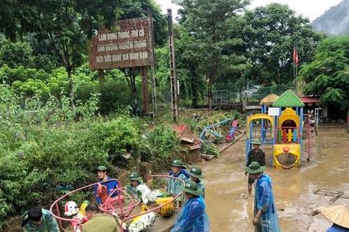Sinh viên Điện lực hỗ trợ bà con Suối Bàng khắc phục hậu quả sau mưa lũ, sạt lở