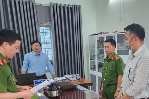 Đề nghị xử lý nguyên chủ tịch xã ký xác nhận hộ khẩu thường trú trái quy định cho đối tượng lừa đảo