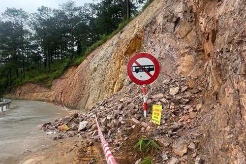 Mưa lớn kéo dài gây sạt lở trên đèo Prenn Đà Lạt