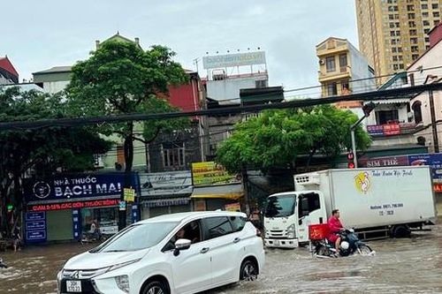 Hà Nội: Nước sông Nhuệ dâng cao gần 2 mét