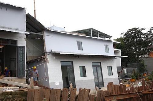 Nhà dân bị nứt tường, sụt lún cạnh công trình dự án kè ở Cần Thơ