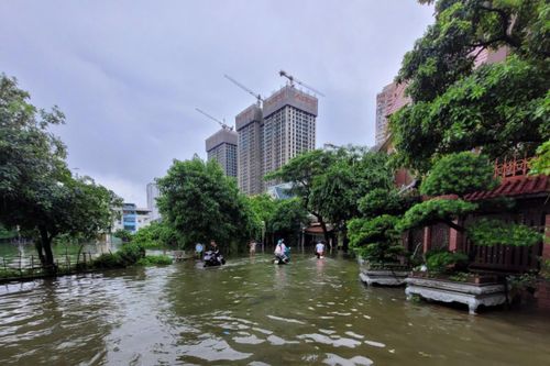 Khẩn cấp ứng phó nhiều điểm úng ngập trên địa bàn thành phố Hà Nội