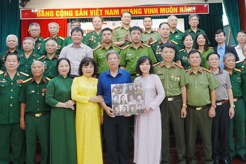 Trao tặng di ảnh màu 10 nữ dân quân Lam Hạ cho Bảo tàng Phụ nữ Việt Nam