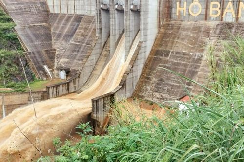 Đạt cao trình gần 700m, hồ chứa nước lớn nhất TP Sơn La xả lũ khẩn cấp