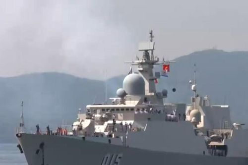Hình ảnh hạm đội Nga đón chào tàu hộ vệ Việt Nam cập cảng Vladivostok