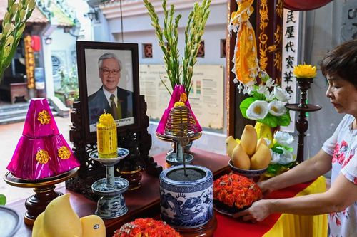 Người dân lên chùa tưởng nhớ Tổng Bí thư Nguyễn Phú Trọng trước ngày Quốc tang