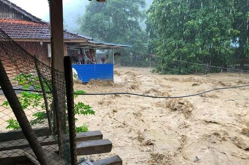 Hình ảnh thắt lòng ở Sơn La, nước lũ vây thành phố, cô lập bản làng