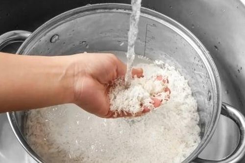 Nấu cơm bằng nước nóng hay nước lạnh ngon hơn?