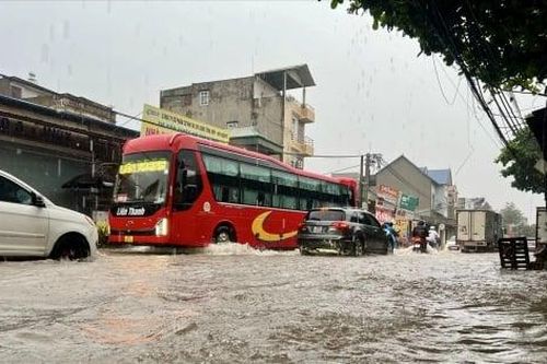 Phố Hà Nội chìm trong biển nước, dịch vụ cứu hộ làm không hết việc