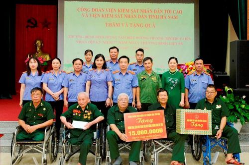Công đoàn VKSND tối cao thăm và tặng quà thương, bệnh binh tại Hà Nam