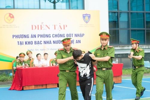 Diễn tập phương án phòng, chống đột nhập tại Kho bạc Nhà nước Nghệ An