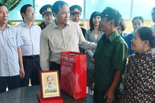 Lãnh đạo tỉnh tri ân cố Tổng Bí thư Lê Duẩn, tặng quà gia đình chính sách, người có công