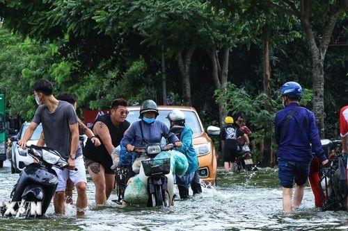 Nhiều tuyến phố tại Hà Nội vẫn ngập chìm trong 'biển nước'