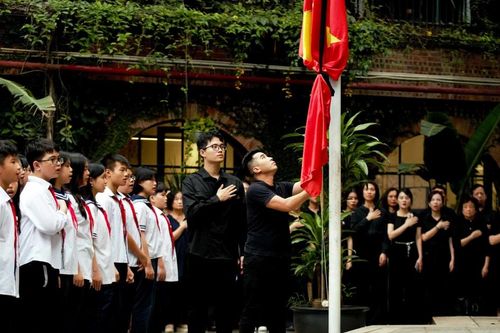 Trường học tổ chức lễ chào cờ đặc biệt tưởng nhớ Tổng Bí thư Nguyễn Phú Trọng