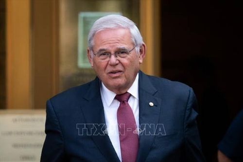 Thượng nghị sĩ Mỹ Bob Menendez từ chức