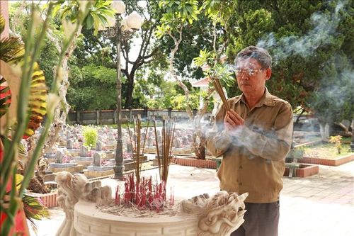 Thầm lặng chăm sóc mộ liệt sỹ suốt 37 năm