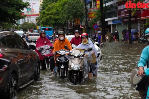 Nhiều tuyến đường Hà Nội ngập sâu do ảnh hưởng mưa dông của bão số 2