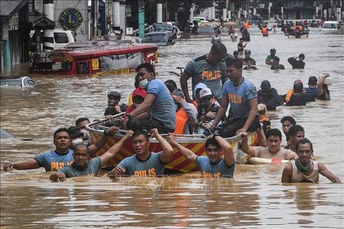 Lũ lụt gây tê liệt vùng thủ đô Manila và nhiều khu vực ở Philippines