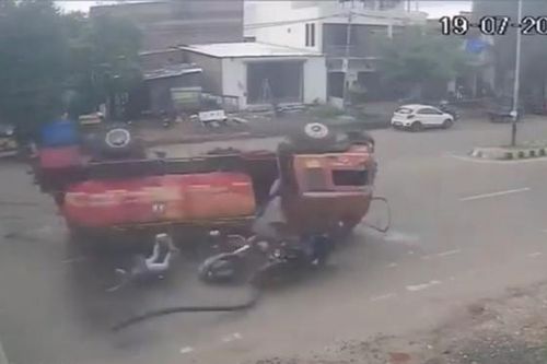 Clip: Xe cứu hỏa lật nghiêng, suýt đè trúng người đi xe máy
