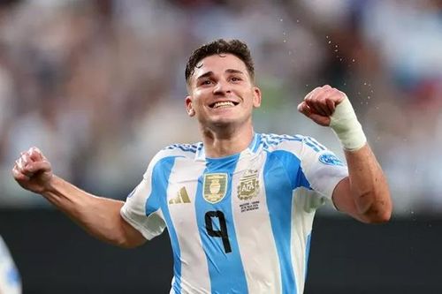 Barca muốn cho Lewandowski 'về hưu sớm' bằng bom tấn từ Man City