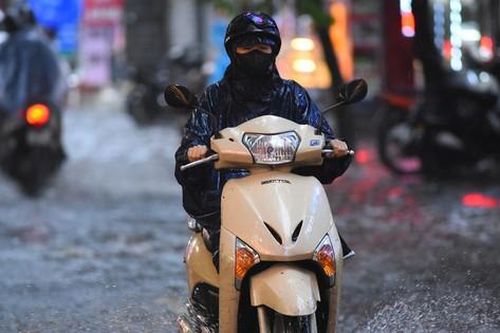 Những lưu ý khi đi xe máy qua đường ngập nước