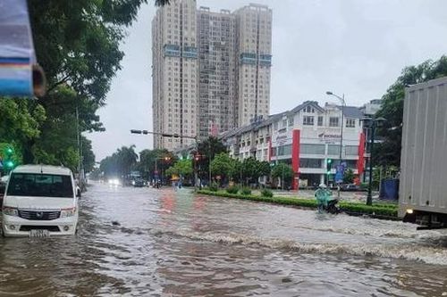 Mưa lớn kéo dài, đường phố Hà Nội chìm trong 'biển nước'