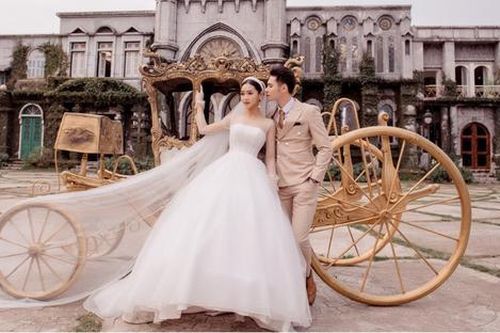 Rộ ảnh 'tình trẻ' kém 17 tuổi của Việt Anh diện váy cưới với một nam vương cách đây 4 năm