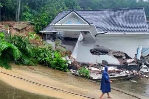 Một căn biệt thự ở Hà Nội đổ sập sau mưa lớn, 7 người may mắn thoát nạn