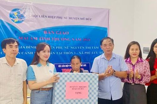 Hội LHPN huyện Mỹ Đức trao tặng mái ấm tình thương cho phụ nữ có hoàn cảnh khó khăn