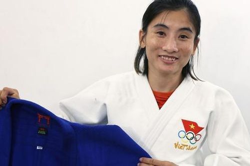 Nữ võ sĩ Judo Hoàng Thị Tình nhận 2 bộ võ phục đặc biệt để thi đấu Olympic