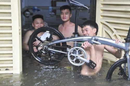 Hà Nội: Mưa lớn nhấn chìm hàng loạt xe máy dưới hầm tòa chung cư mini