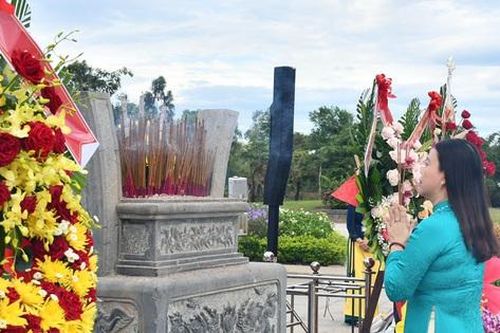 Hội LHPN tỉnh Quảng Nam dâng hương, hoa tại Tượng đài Mẹ Việt Nam Anh hùng