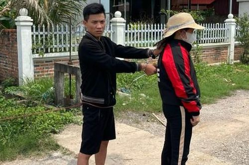 Ghen tuông, gã trai dùng tua vít đâm vợ trọng thương
